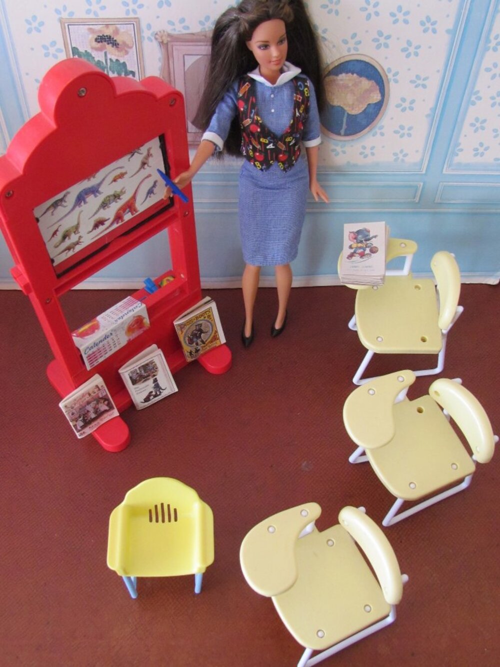 TEACHER BARBIE for KINDERGARTEN & GRADE SCHOOL w DESKS & FUN CLASSROOM ITEMS - Picture 6 of 8